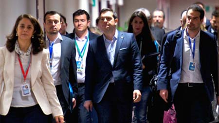 Thủ tướng Hy Lạp Alexis Tsipras (giữa) và Chính phủ của ông đang tìm kiếm thỏa thuận vào phút chót.
